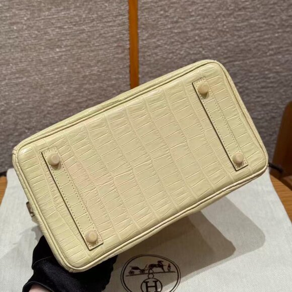 Classic Hermes Bag: A Stylish and Versatile Choice for Elegance - Picture 6 of 6